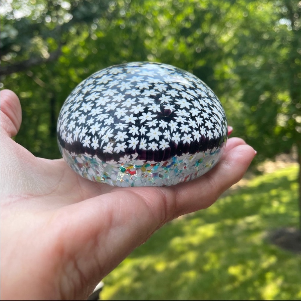 VINTAGE GLASS PAPERWEIGHT W/FLOATING DAISIES - Picture 5 of 12